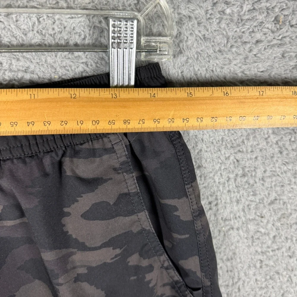 Vuori Kore Shorts Mens Small Charcoal Camo Athletic Swim V302